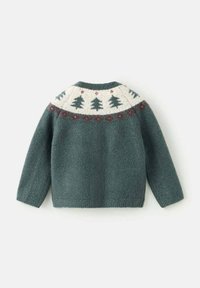 Mörkgrön ulltröja med vit yoke som har mönster av gröna tallar och röda hjärtan, långa ärmar och rund halsringning.