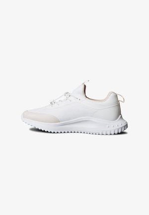 Witte sportschoenen met een gladde textuur, voorzien van een beige accent, een afgeronde neus, elastische veters en een geribbelde, lichte zool.