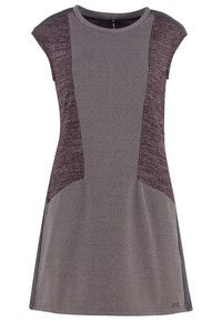 Robe à manches courtes présentant des panneaux en tricot texturé dans des tons de violet profond et de gris, avec une forme évasée et un col rond.