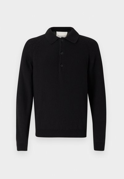 Polo-shirt noir à manches longues en tissu tricoté, avec un col classique, une patte de boutonnage à trois boutons et des poignets et un ourlet côtelés.