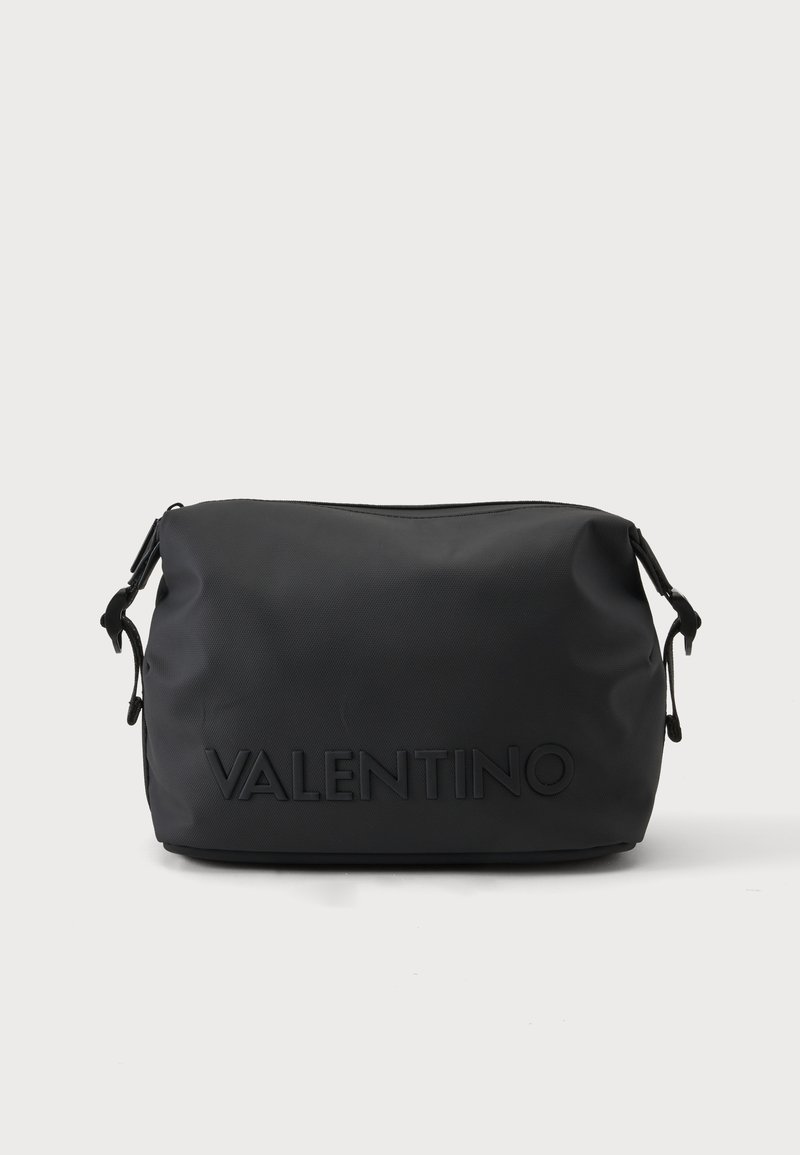 Μαύρη ορθογώνια τσαντάκι καλλυντικών Valentino με ανάγλυφο λογότυπο και φερμουάρ σε μονόχρωμο φόντο.