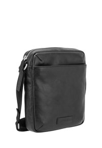 Črna usnjena torbica čez ramo z gladko teksturo, z zadrgo in sprednjim žepom. Ima logotipno značko in nastavljiv trak.