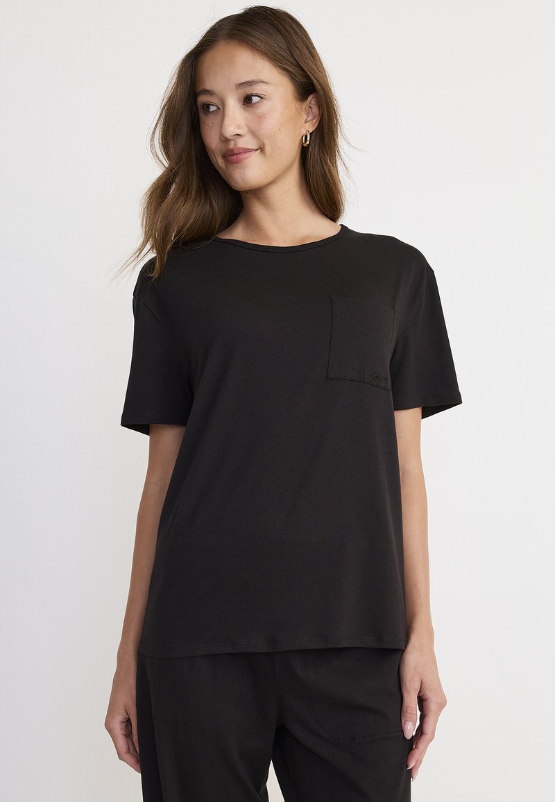 Czarny t-shirt z krótkim rękawem, wykonany z miękkiej bawełny, z okrągłym dekoltem i kieszonką na piersi z wyszytym logo marki.