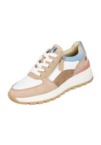 Zapatilla con puntera de cuero blanco, gamuza beige y detalles en marrón, talón azul claro, herrajes plateados y cordones blancos sobre una suela de goma.