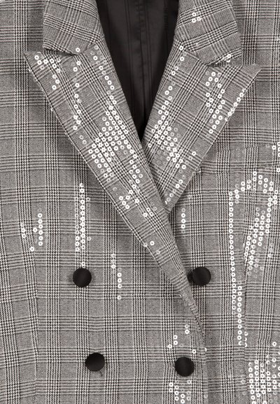 Grijze geruite double-breasted blazer met zwarte knopen en een paillettenafwerking op de stof, voorzien van een teruggeslagen kraag en een gestructureerd oppervlak.