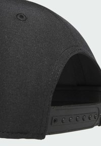 Czarny czapka z gładkiej tkaniny, zakrzywionym daszkiem i regulowanym zapięciem typu snapback z wieloma otworami do dostosowania rozmiaru.