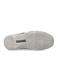 Sort sneakersål med struktureret gummi, prydet med et zigzag-mønster og "JOSEF SEBEL" branding nær hælen.