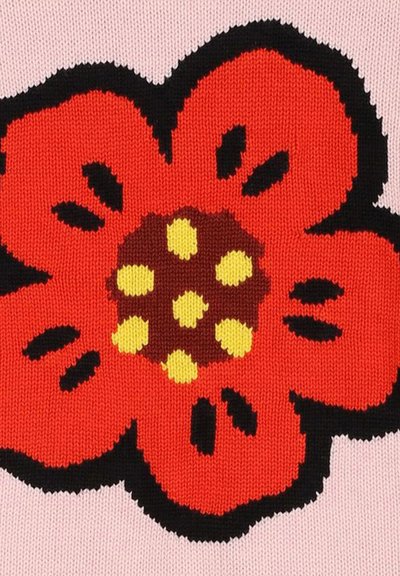 Tissu tricoté présentant une grande fleur rouge avec un centre brun et des accents jaunes, le tout sur un fond rose pâle. Des contours noirs détaillent les pétales.