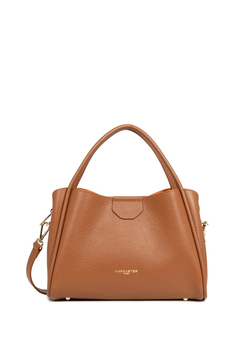 Sac à main en cuir marron avec une surface texturée, deux poignées courtes et une bandoulière amovible. Il présente des accessoires en or et un design cousu.