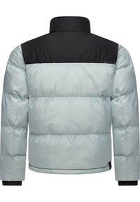 Daunenjacke mit einem hellminzgrünen Oberteil, schwarzem Kragen, horizontalem Steppdesign und elastischen Bündchen. Glatte Textur und strapazierfähiges Material.