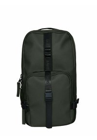 Zaino verde scuro con una texture liscia, dotato di una tasca centrale con zip, spallacci regolabili e dettagli in hardware nero.