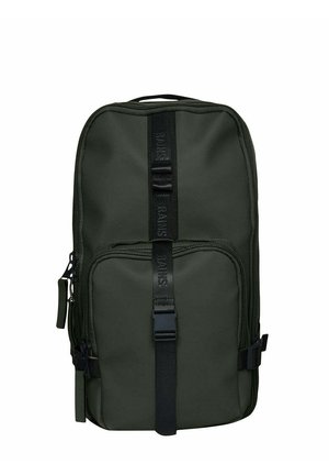 Zaino verde scuro con una texture liscia, dotato di una tasca centrale con zip, spallacci regolabili e dettagli in hardware nero.