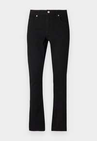 Jeans slim fit negros con bolsillos frontales, pasadores para cinturón y cierre de botón plateado, exhibidos sobre un fondo blanco liso.