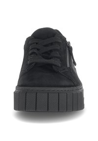 Schwarze Wildleder-Plateausneaker mit flachen Schnürsenkeln, seitlichem Reißverschlussdetail, strukturiertem Gummisole und rundem Zehenbereich.