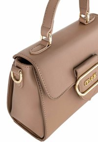 Torebka skórzana w kolorze brązowym o zorganizowanej konstrukcji, z złotymi detalami, uchwytem górnym i widocznymi przeszyciami wzdłuż brzegów.