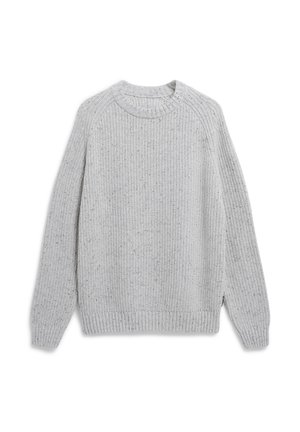 Pull en tricot gris clair avec une texture côtelée, col rond et manches longues. Présente une fente sur le côté et un motif subtilement chiné sur l'ensemble.
