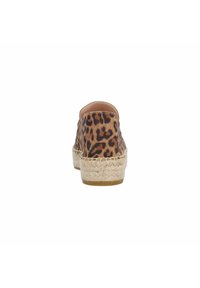 Espadrille met luipaardprint en een jute bedekte wedge-hak, bovenwerk van tan stof, ronde achterkant en een gestructureerde zool.