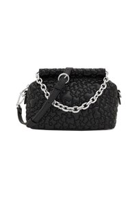 Borsa nera texturizzata con dettagli in catena argentata e tracolla removibile. Presenta una forma strutturata con chiusura a risvolto.