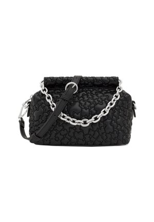 Czarna torebka o fakturze z metalowymi akcentami w kolorze srebrnym oraz odpinanym paskiem na ramię. Posiada sztywny kształt z zamknięciem typu roll-top.