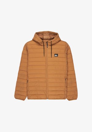 Gewatteerd lichtgewicht jack in warm bruin, met capuchon, ritssluiting en twee zakken aan de zijkant. Zwarte verstelbare koorden en logo op de borst.