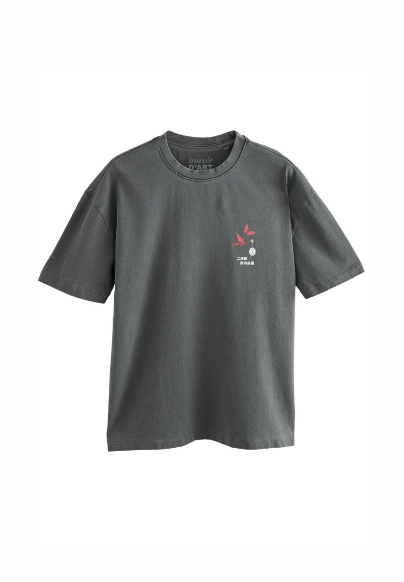 T-shirt à manches courtes gris foncé avec un petit papillon rouge et un design de texte blanc sur la partie gauche de la poitrine.