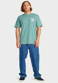 Billabong GIMMICKS - T-shirt estampada - sagebrush