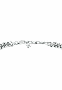 Bracciale in metallo argentato con maglie intrecciate, chiusura sicura e un piccolo pendente con design a foglia. Texture liscia e lucida.