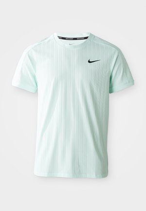 Mintgrünes Sport-T-Shirt aus leichtem Material, mit vertikalen Streifen, kurzen Ärmeln und einem schwarzen Nike-Logo auf der Brust.