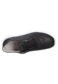 Schwarze Leder-Sneaker mit strukturiertem Finish, ausgestattet mit einer weißen Gummisohle, Schnürsenkeln und einem seitlichen Reißverschluss für einfaches An- und Ausziehen. Abgerundete Zehenform.