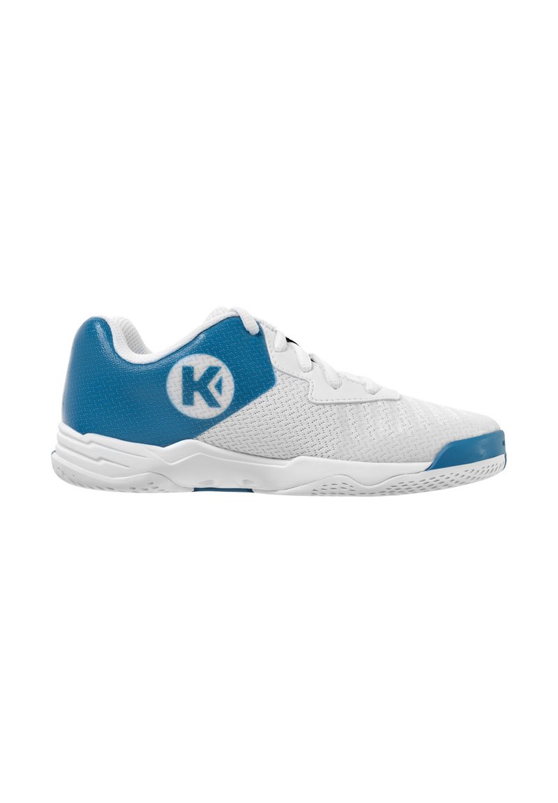 Zapatilla deportiva blanca con acentos azules, que presenta un upper de malla, cierre de cordones, panel trasero texturizado y una suela de goma con un dibujo en relieve.