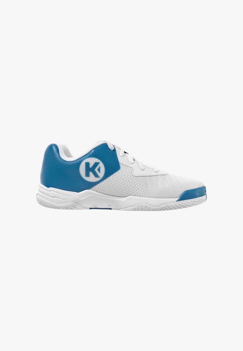 Zapatilla deportiva blanca con acentos azules, que presenta un upper de malla, cierre de cordones, panel trasero texturizado y una suela de goma con un dibujo en relieve.