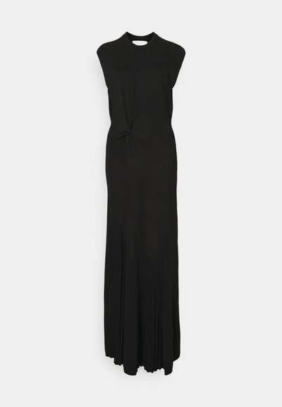 Rochie maxi neagră dintr-un material moale, cu guler rotund, design fără mâneci și un detaliu central răsucit la talie. Poale evazate cu pliseuri.