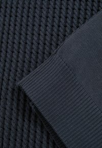 Reiss REGULAR FIT-MERIT MICRO-CABLE OPEN-COLLAR  - Pólóing - dark airforce blue