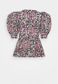 Blouse peplum florale avec manches bouffantes ; base noire ornée de fleurs roses, blanches et vertes ; fermeture au dos pour un enfilage facile.