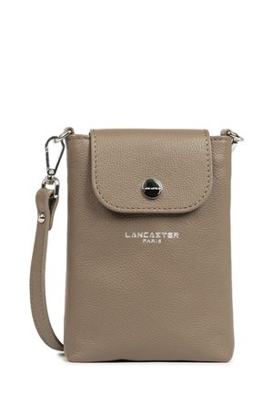 Sac bandoulière en cuir marron avec un rabat, fermeture pression en argent et une marque imprimée. Il est équipé d'une bandoulière détachable et d'une texture lisse.