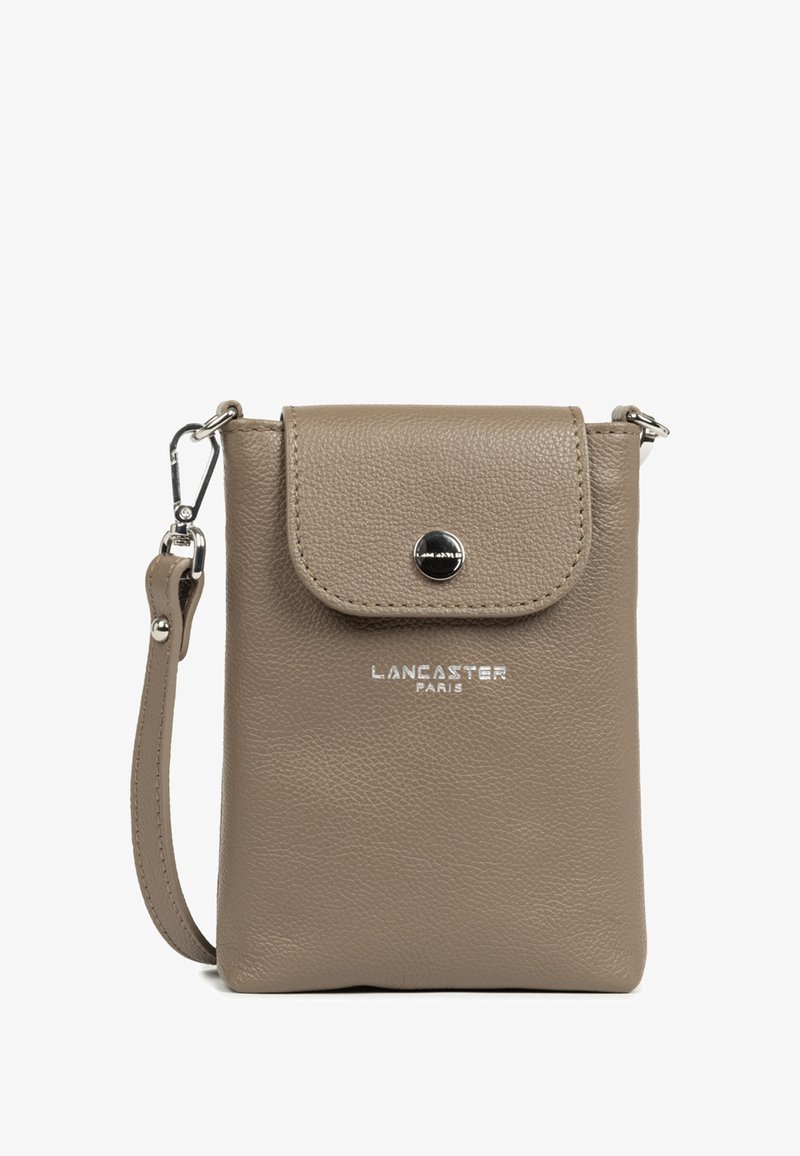 Borsa a tracolla in pelle marrone con pattina, chiusura a pressione in argento e branding stampato. Caratterizzata da una cintura rimovibile e una texture liscia.