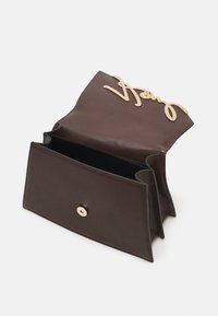 KARL LAGERFELD SIGNATURE CROSSBODY - Handväska - dark chocolate