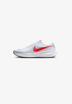 Hvide mesh løbesko med en rød Nike swoosh, der har en polstret sål, rund tå og snøresystem. Sort gummisål for bedre traction.