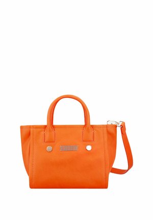 Petit sac à main orange vif avec deux poignées, une bandoulière amovible et des accents métalliques décoratifs argentés à l'avant.