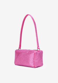 Bolso de mano rosa con una forma rectangular estructurada, exterior de malla metálica, correa suave y cierre de cremallera. Presenta acentos brillantes.