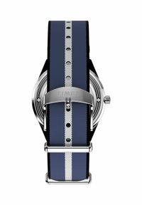 Timex horloge met een marineblauwe stoffen band met een zilveren streep, hardware van roestvrij staal en een rond kastontwerp.