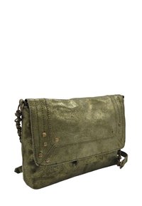 Sac en daim vert avec un éclat métallique, présentant des détails cousus et des clous en métal. Forme rectangulaire avec une bandoulière détachable.