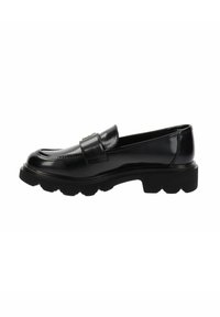 Mocassin en cuir verni noir avec un bout arrondi, une semelle épaisse à stries et une sangle avec un accent doré.