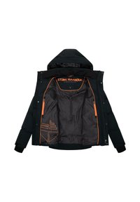 Giacca nera imbottita con cappuccio, con una fodera interna arancione, cuciture a contrasto e un logo. Include chiusure con zip e bottoni a pressione.