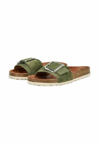 Sandalias deslizantes de ante verde con una hebilla metálica, una plantilla de corcho y una suela de goma texturizada, con un diseño de punta abierta.