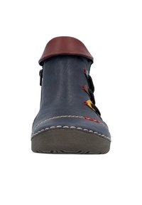 Bottine en cuir bleu avec une bordure marron, des accents de laçage rouges et jaunes, des détails cousus, et une semelle en caoutchouc texturée.