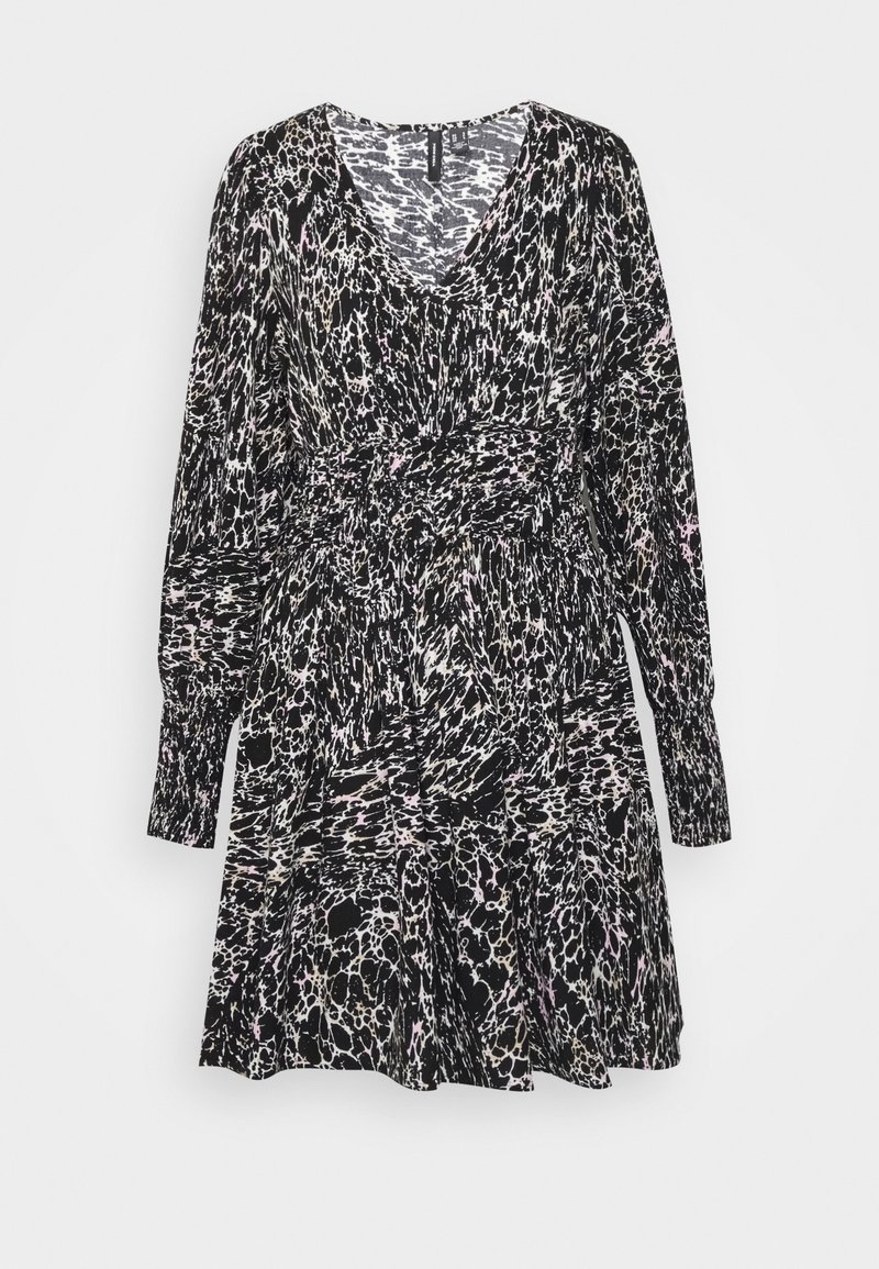 Vestido preto com decote em V, mangas longas e cintura ajustada. Apresenta um padrão texturizado em branco, rosa e preto, com uma saia rodada.