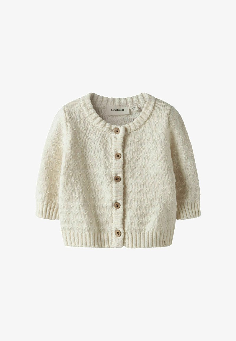 Kremno obarvana pletena cardigan jakna s kratkimi rokavi, okroglim ovratnikom in lesenimi gumbi. Ima strukturiran vzorec in rebrast rob.