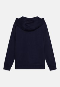 Hoodie à col montant bleu marine en tissu doux. Il présente une grande capuche, des manches longues et des poignets et un ourlet côtelés. Design simple et uni.