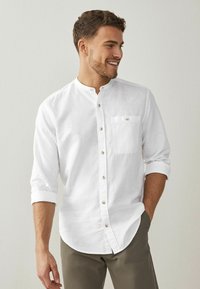 Next LINEN BLEND ROLL SLEEVE SHIRT WITH GRANDAD COLLAR - Košile - white